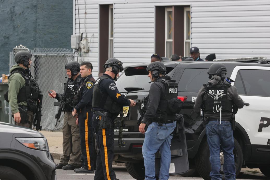 2 shot in fight over gun in Atlantic City