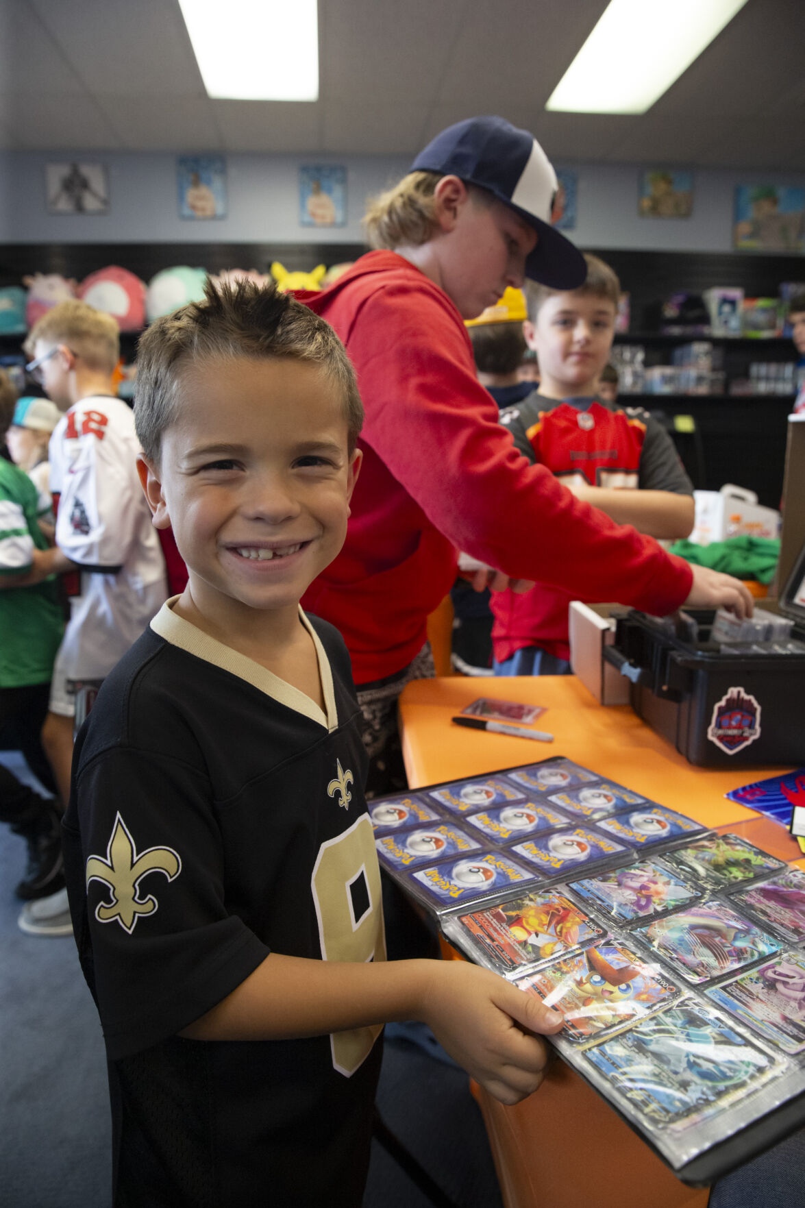 Tom Brady Makes Surprise Visit to Trading Card Store with Kevin Hart,  Travis Scott