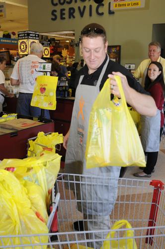 Mike Trout Feeds ShopRite Employees in Millville