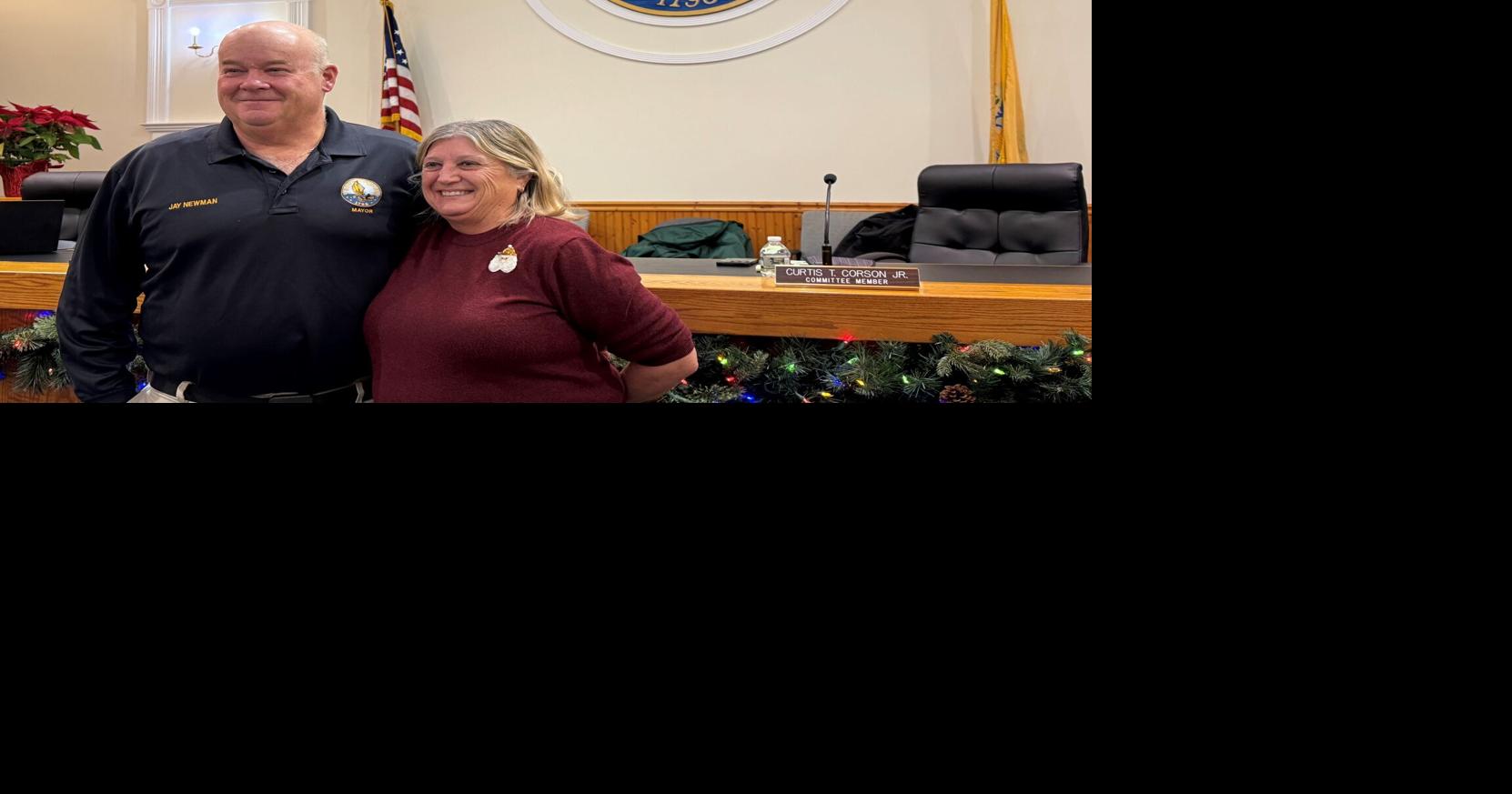 Upper lauds outgoing mayor for long service