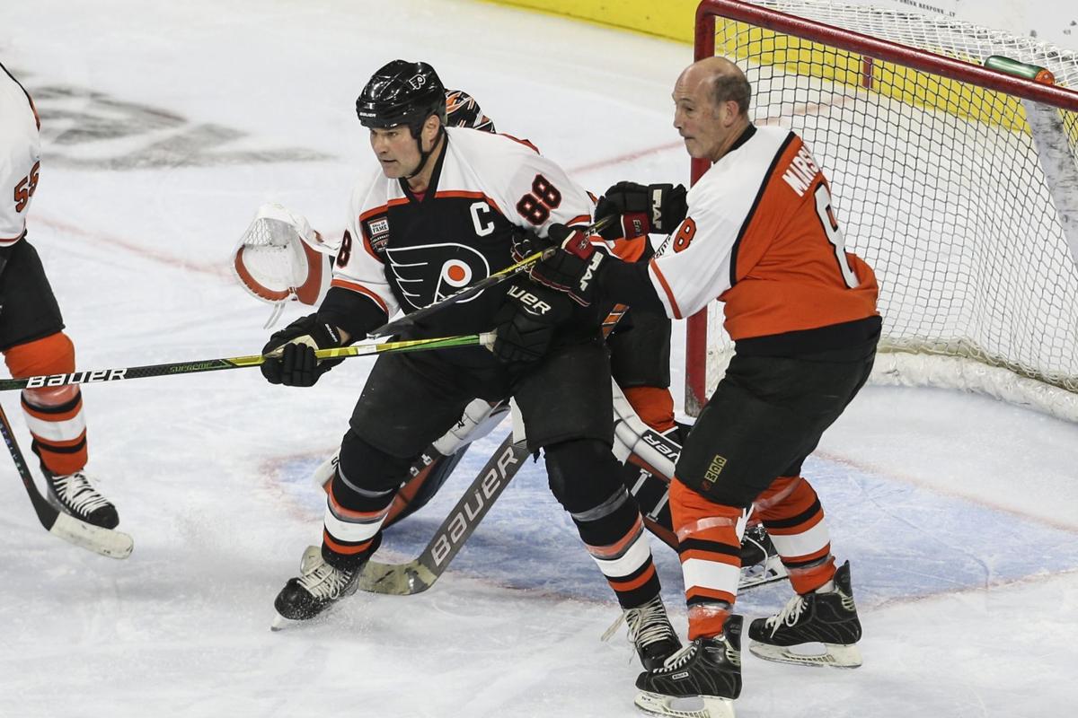 20211115-AMX-SPORTS-FLYERS-ALUMNI-GAME-BRINGS-PLAYERS-1-PHI