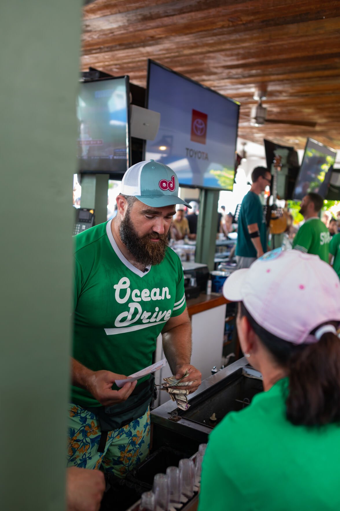 Jason Kelce's celebrity bartending event raises more than $375,000