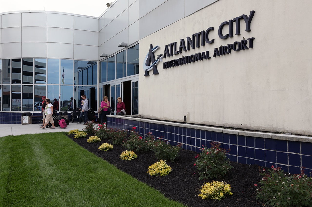 how far is atlantic city from philadelphia international airport