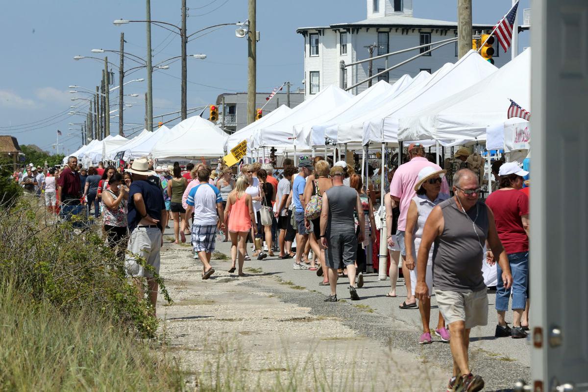 PHOTOS Artists line Cape May's promenade for craft show Local News