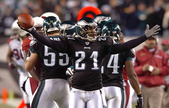 Philadelphia Eagles cornerback Joselio Hanson (21) breaks up a