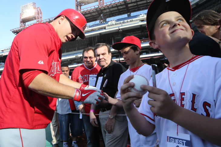 Standing ovation greets Mike Trout at Philadelphia homecoming ...