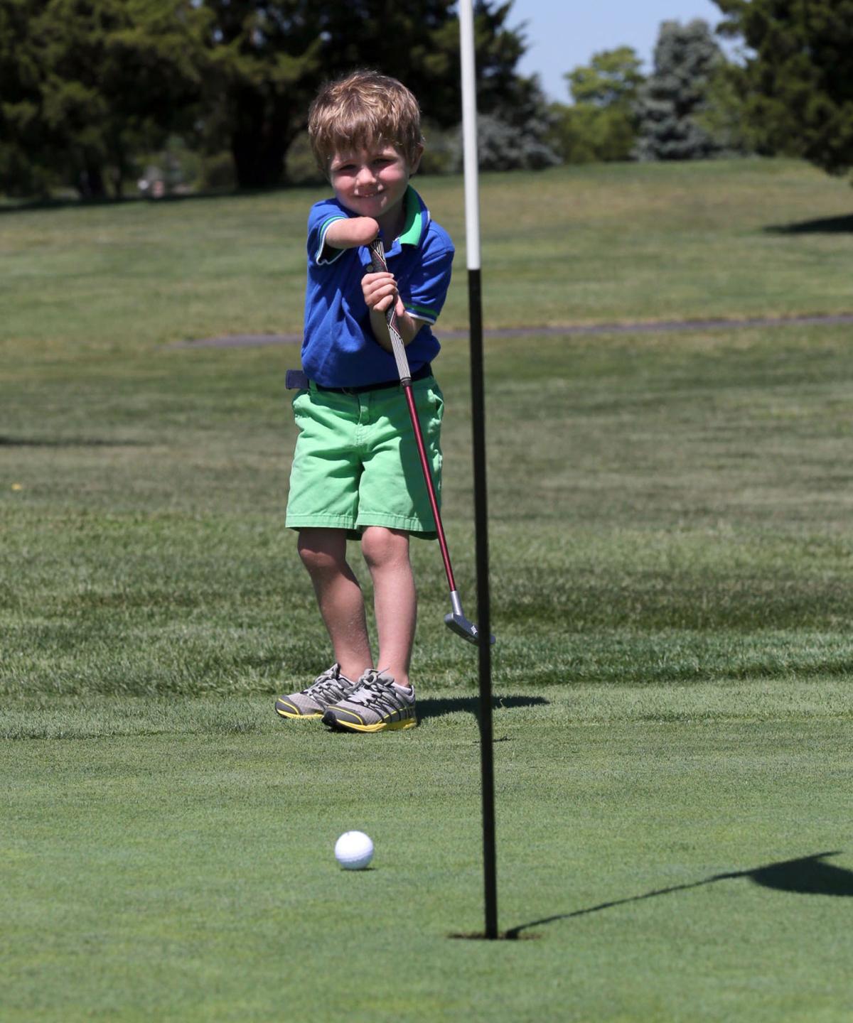 3yearold golfer amazes with onearm swing Sports