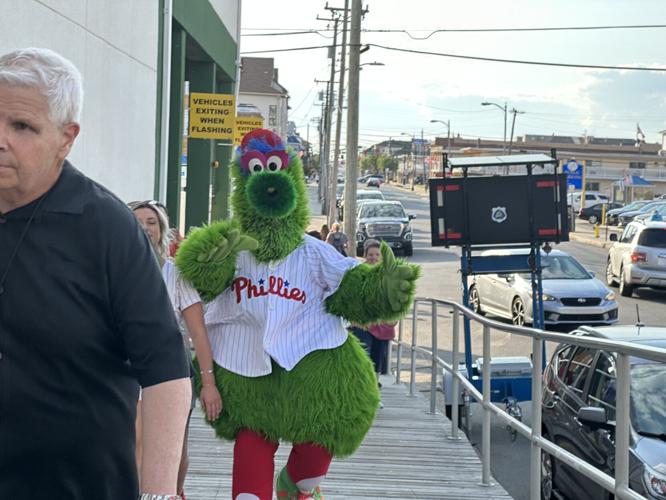 Fans flock to Ocean City Boardwalk to meet Phillies greats, Phanatic at  Manco & Manco