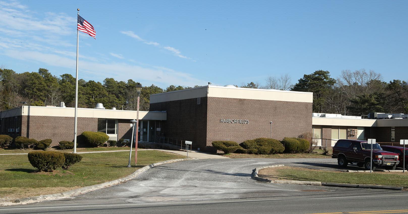 Harborfields worker accused of providing inmates with phone - Vimarsana News