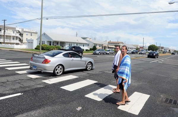 Do drivers have to wait for pedestrians to Cross Street?