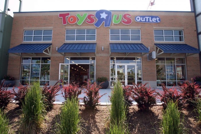 Toys R Us Opens Outlet On The Walk In