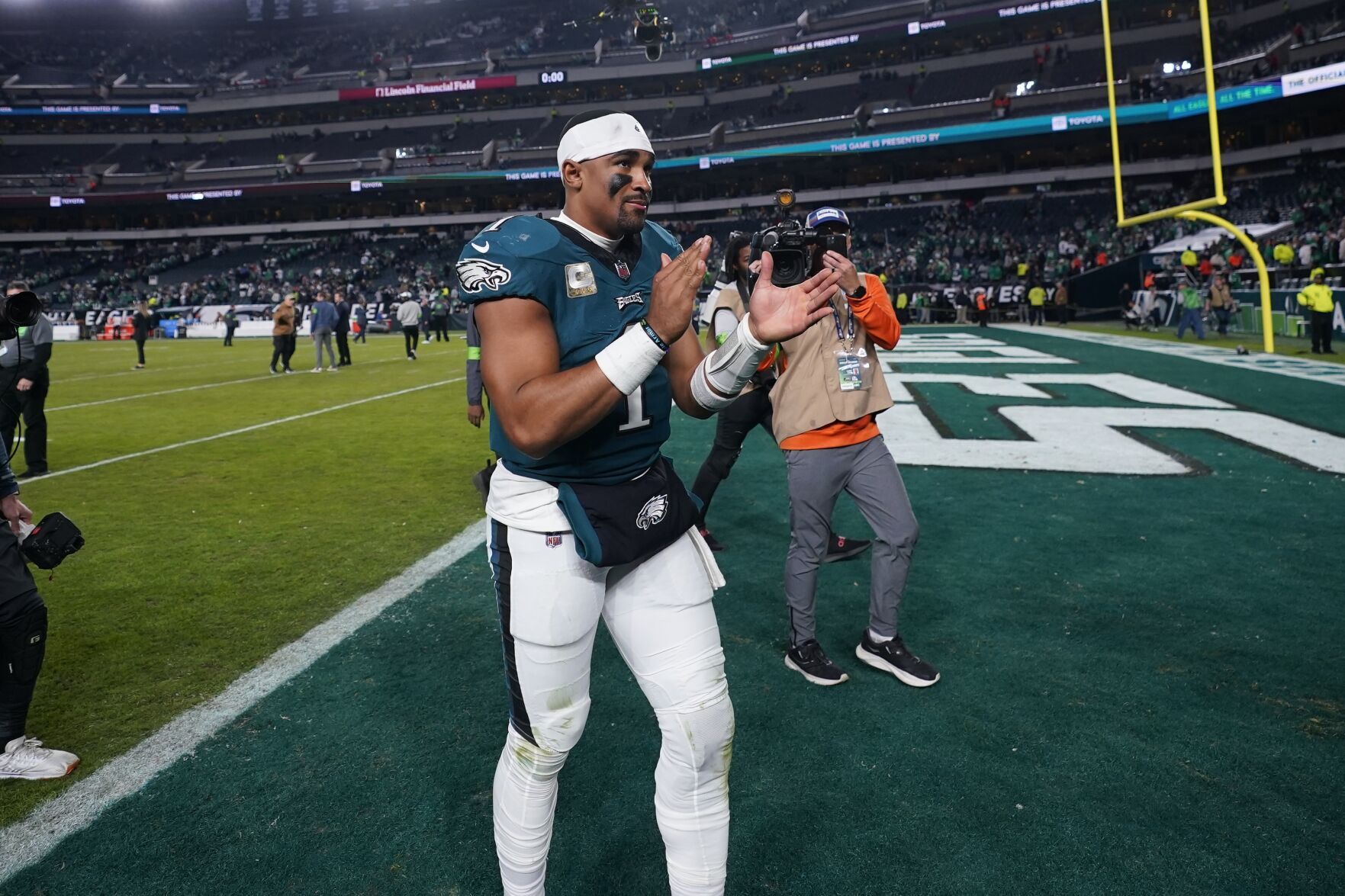 Eagles Stand Strong As Best In NFL Even As Jalen Hurts Stands In Pain ...