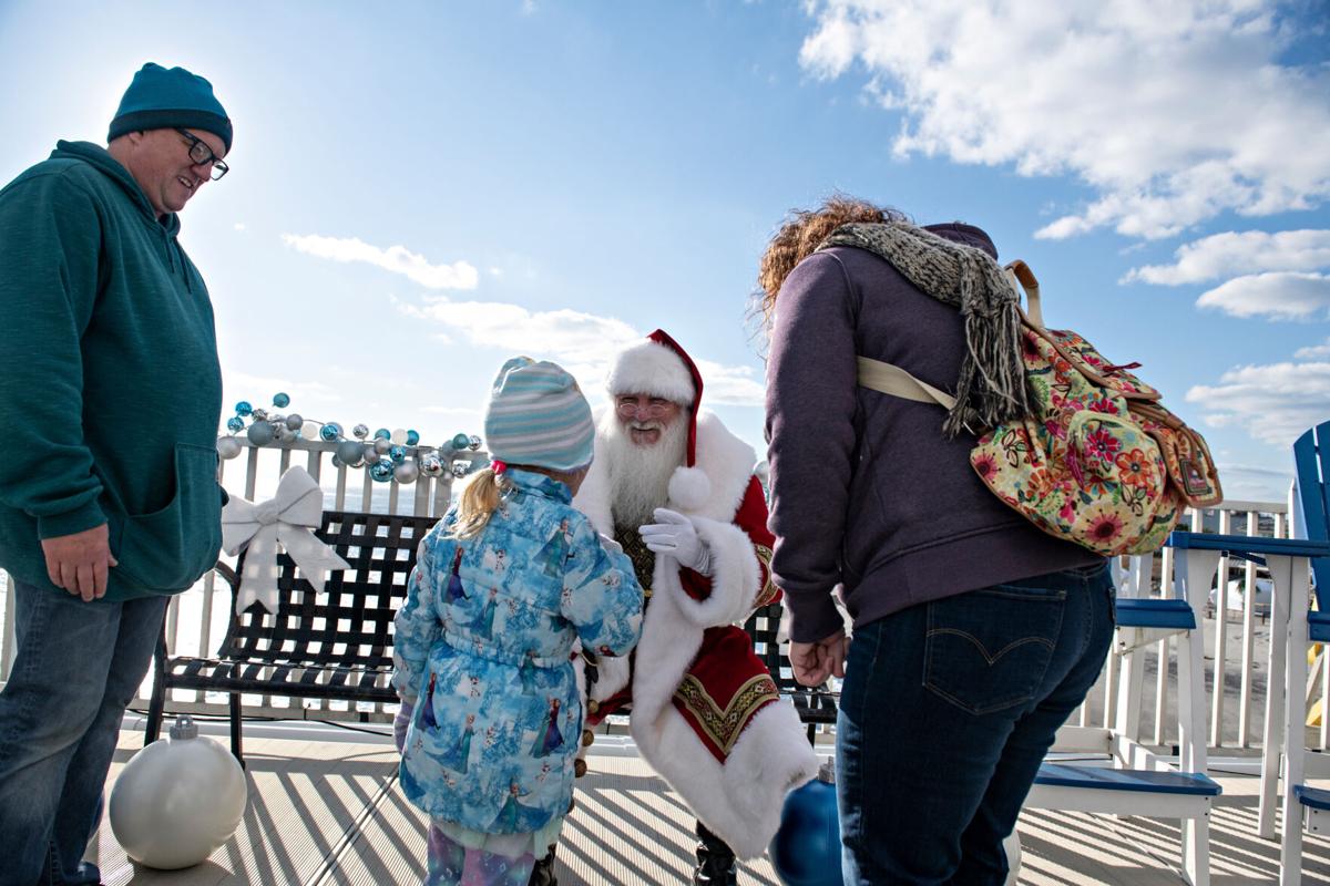 Fans throng arrival of Santa Claus in Fairfield