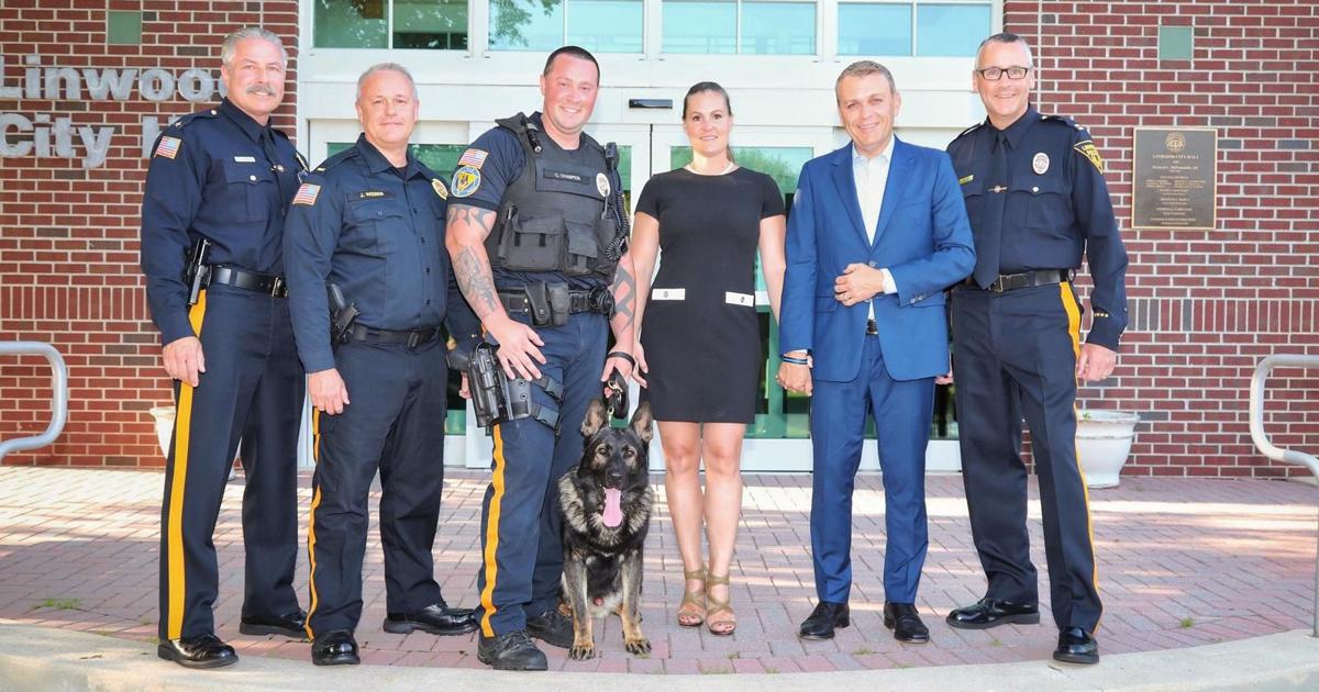 Linx Ridge Police Linwood swears in new police chief