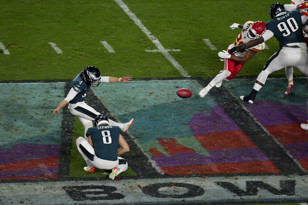 The one-hander!' DeVonta Smith's iconic fourth-down catch sparks the Eagles  into the Super Bowl