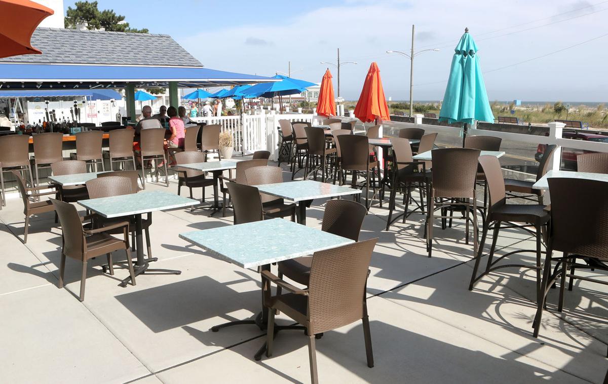 Bare Foot Bar keeps it simple and casual at oceanside location