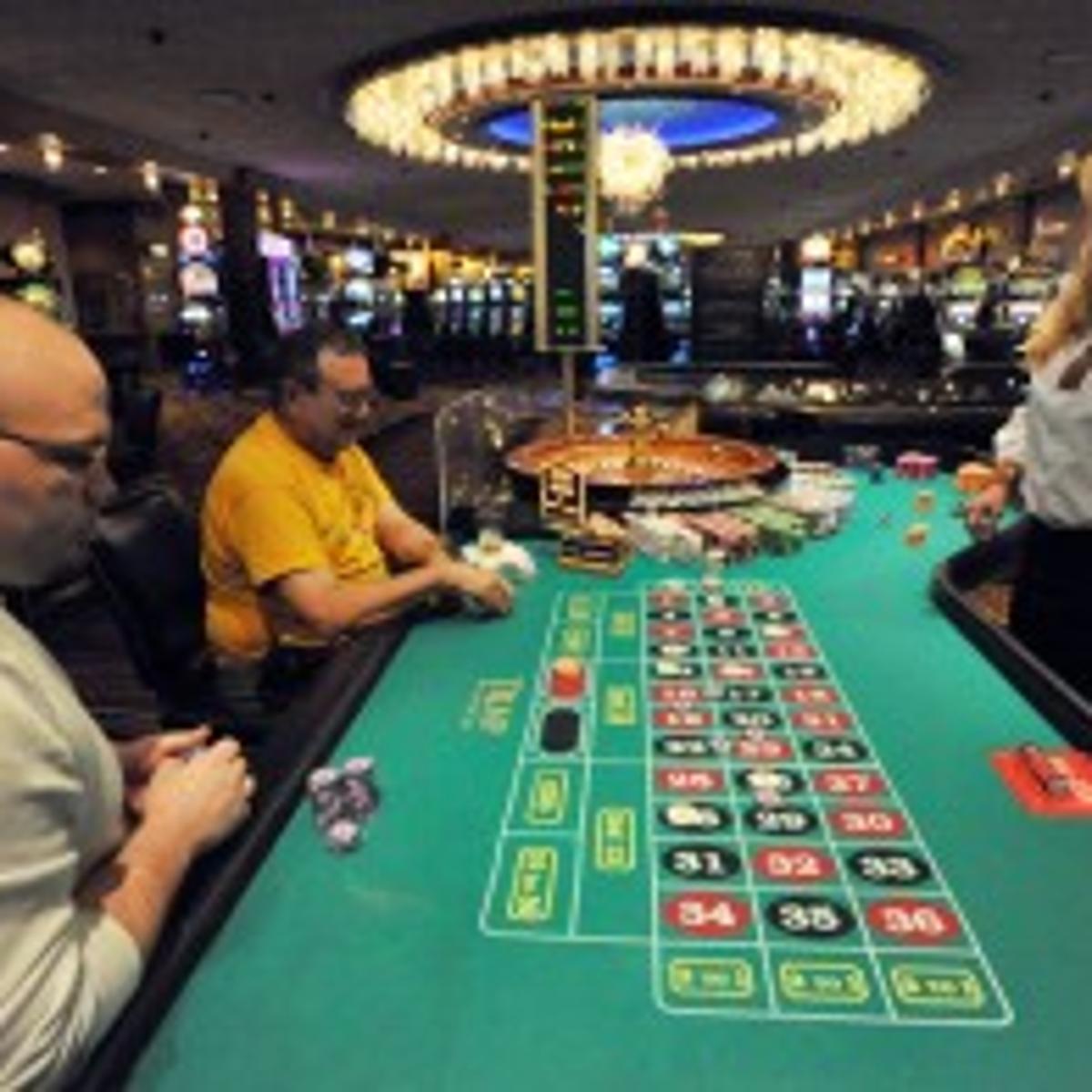 How much does a blackjack dealer make How much does a blackjack dealer make