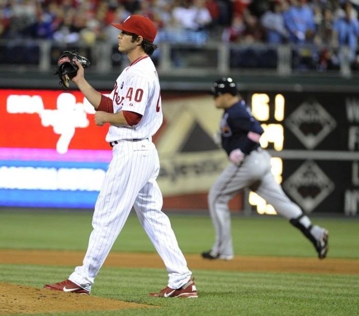 Phillies top Braves as Hamels tosses 5-hitter