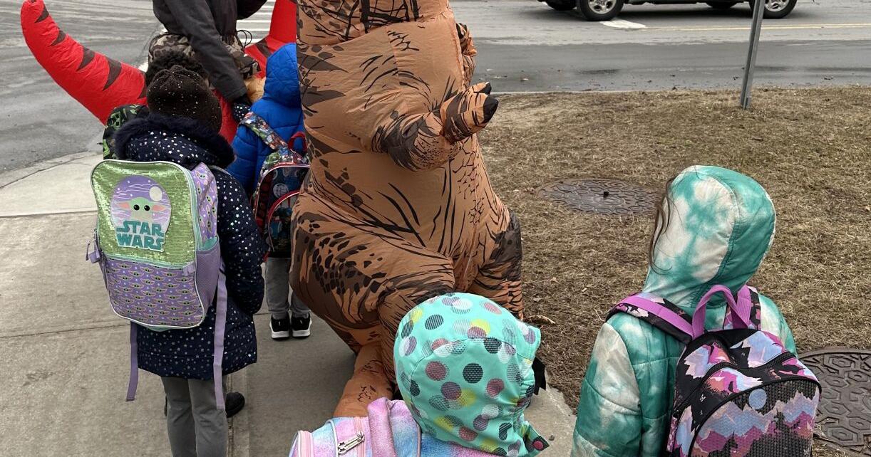 Momot deploys dinosaurs to combat absenteeism - Vimarsana News