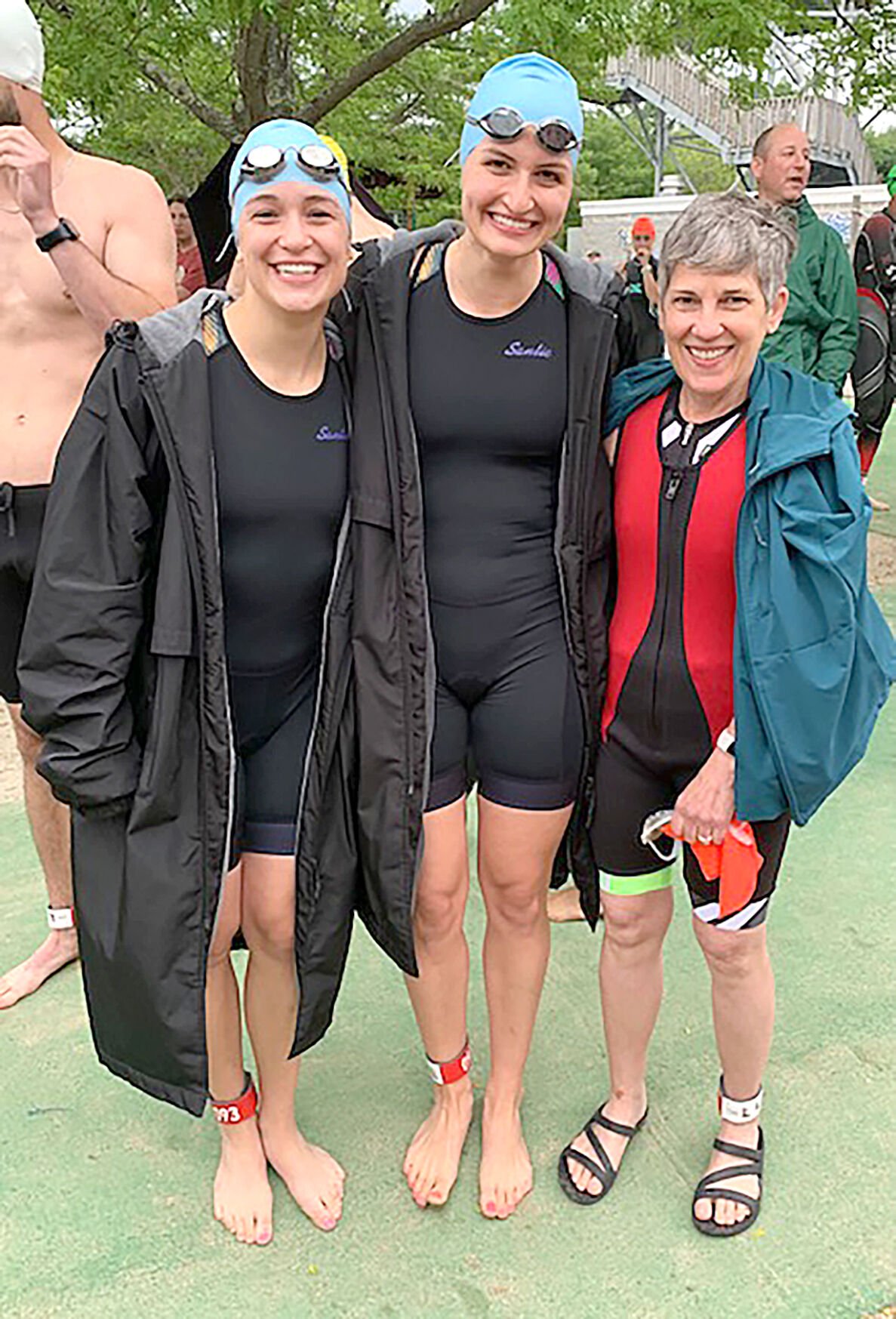 Tres enfermeras de Watertown que compitieron en el Triatlón Griskus