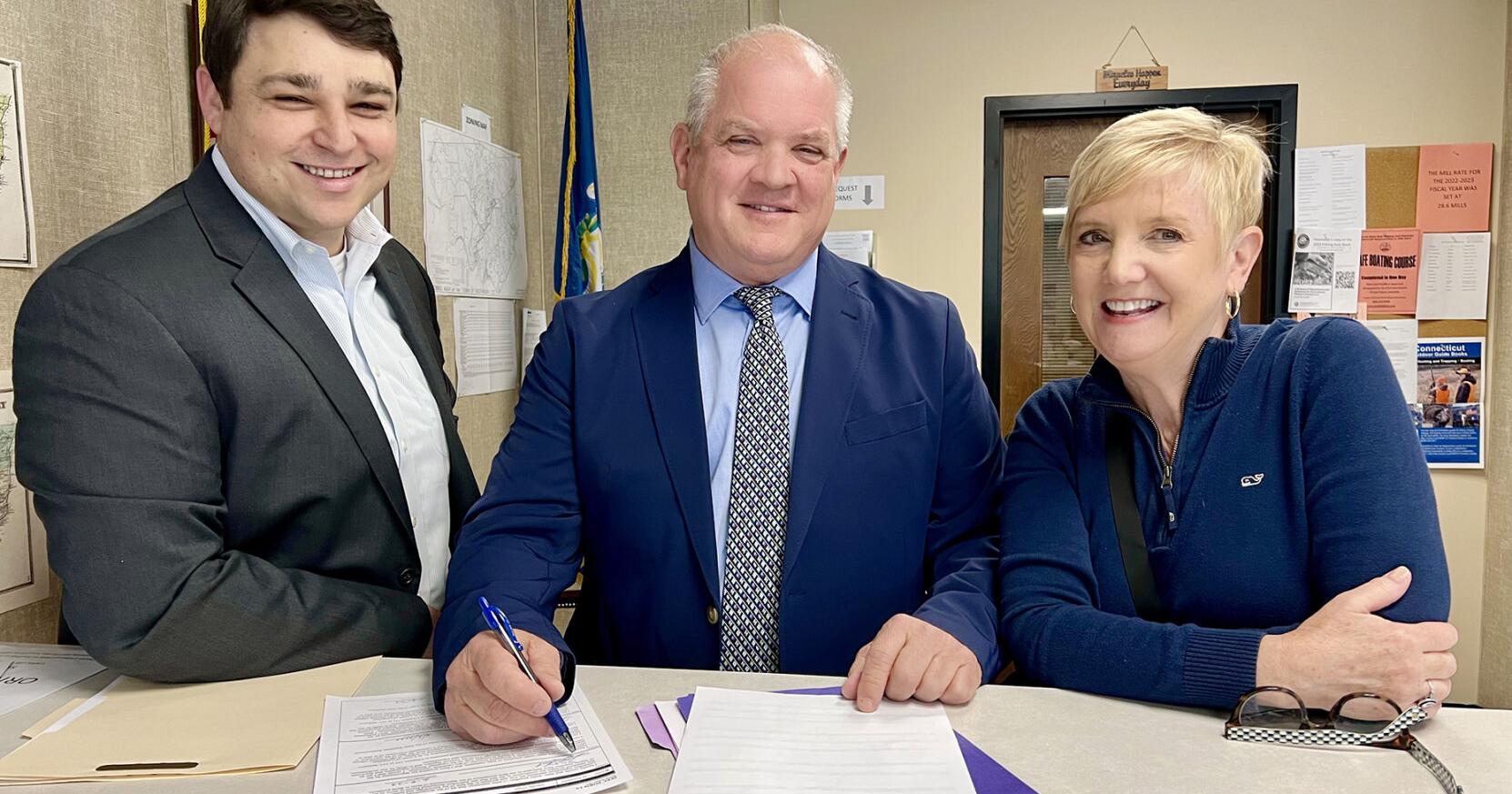 In Southbury: O'Neil Files to Run for First Selectman | Community News - Vimarsana News