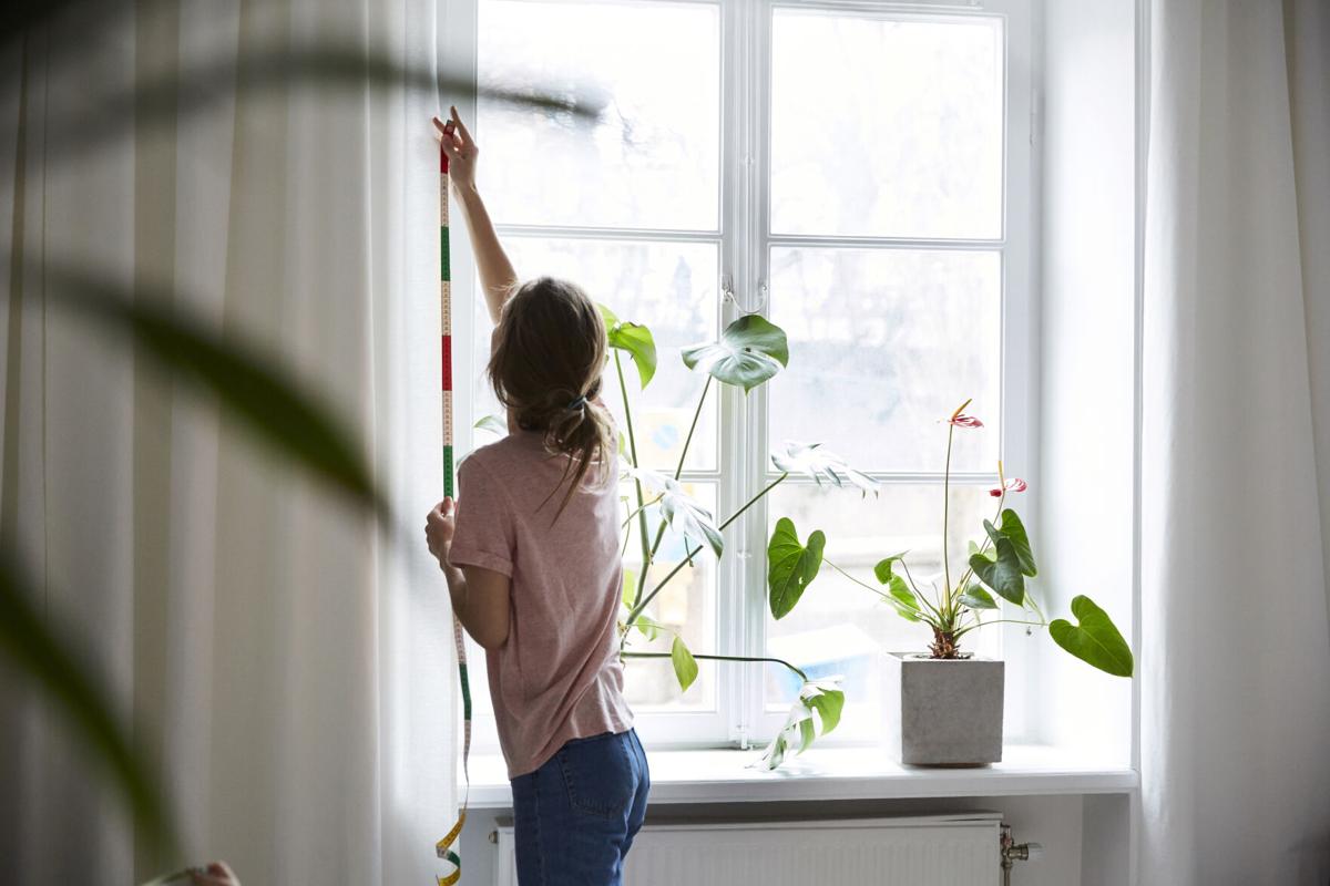 How to hang curtains and window coverings