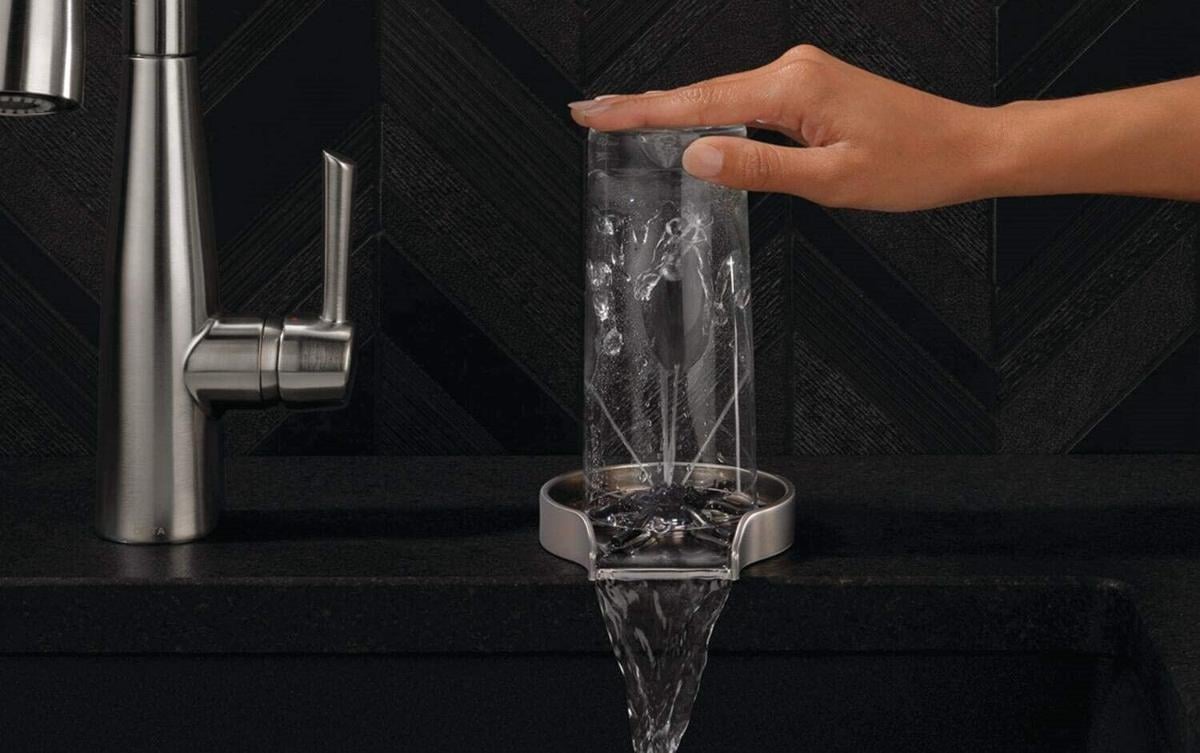 delta kitchen sink glass rinser