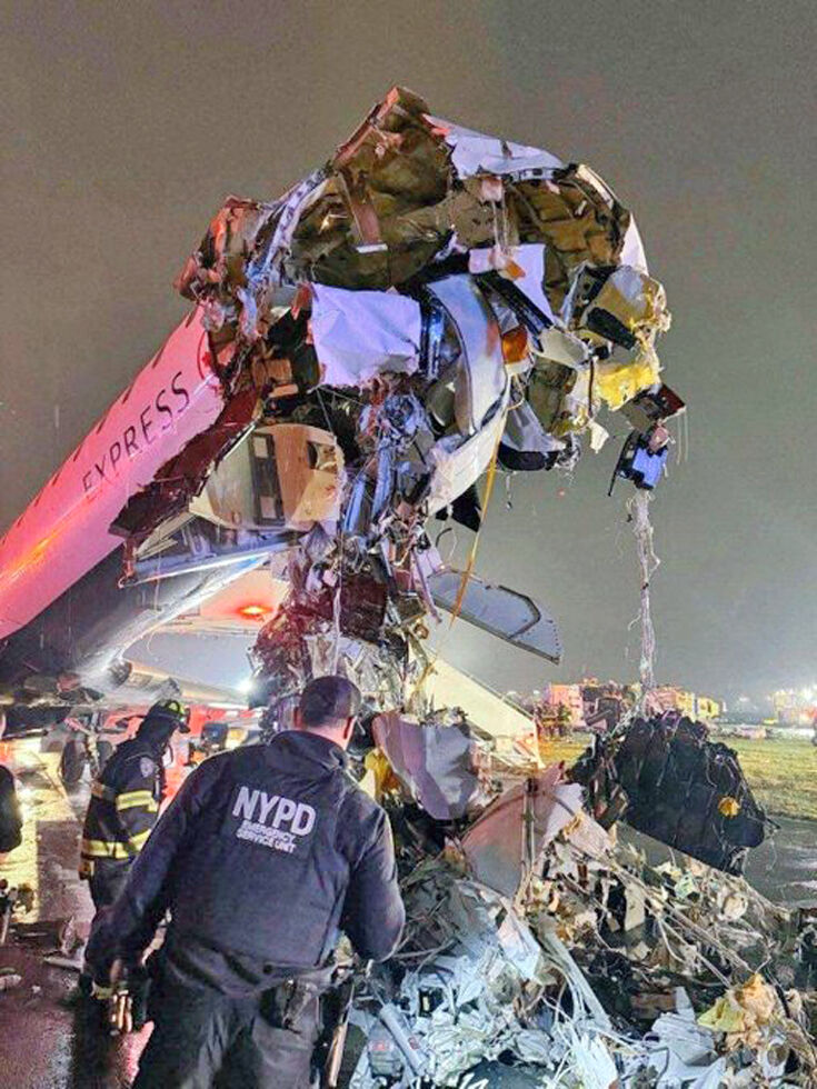 Pilots killed, 41 injured in LaGuardia crash | | qchron.com