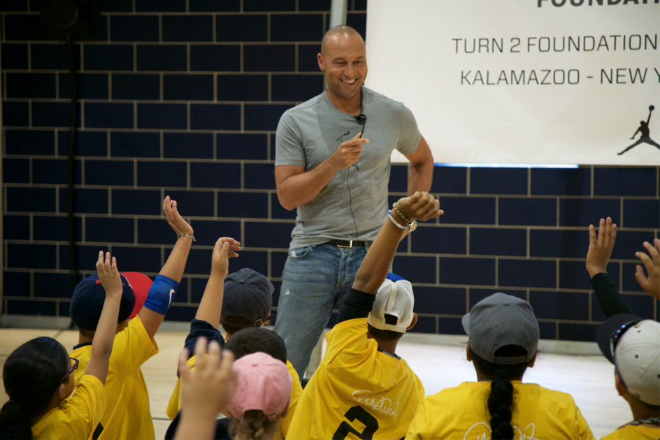 Derek Jeter surprises youth baseball players in Flushing