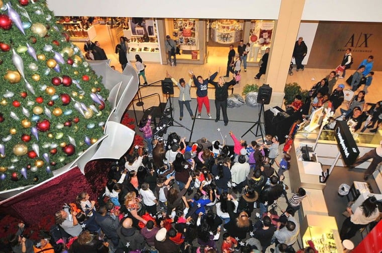 Welcoming the holidays at Queens Center | | qchron.com