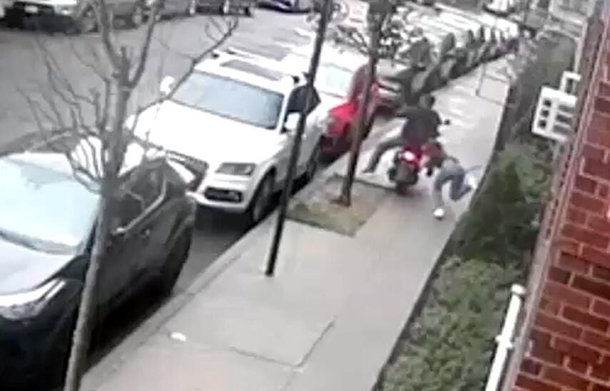 Moped muggers drag tween down sidewalk | | qchron.com