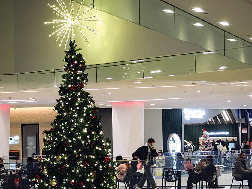 Tariffs take a toll on holiday shopping