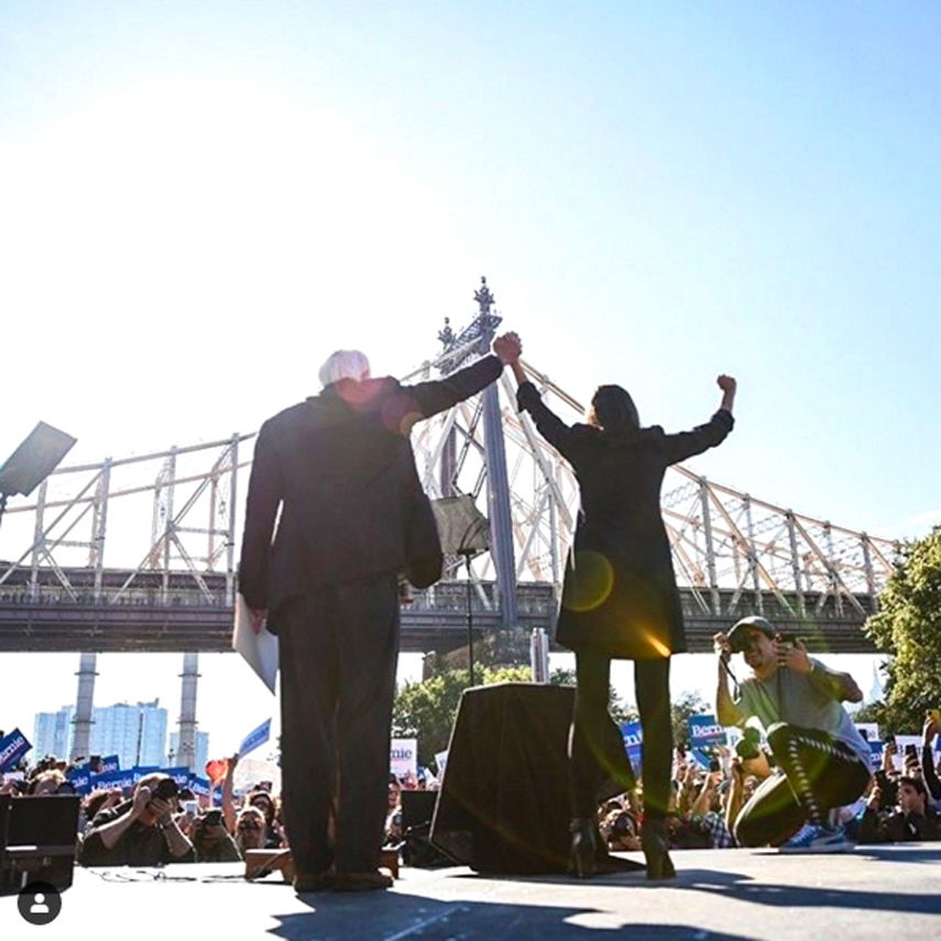 AOC backs Sanders at Queensbridge rally | | qchron.com
