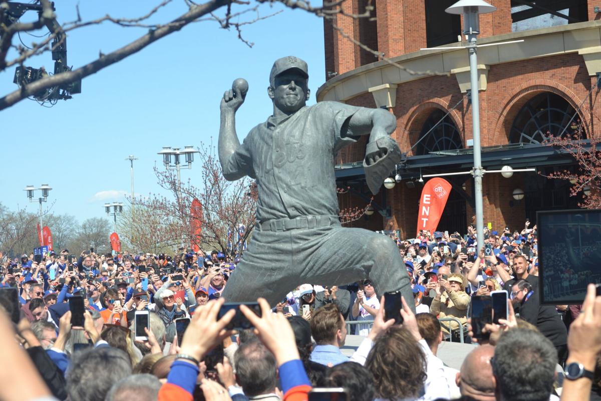 LOOK: Mets unveil statue honoring Hall of Famer Tom Seaver at home
