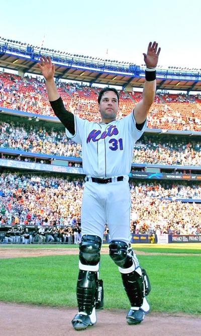Mike Piazza hits his 400th career home run
