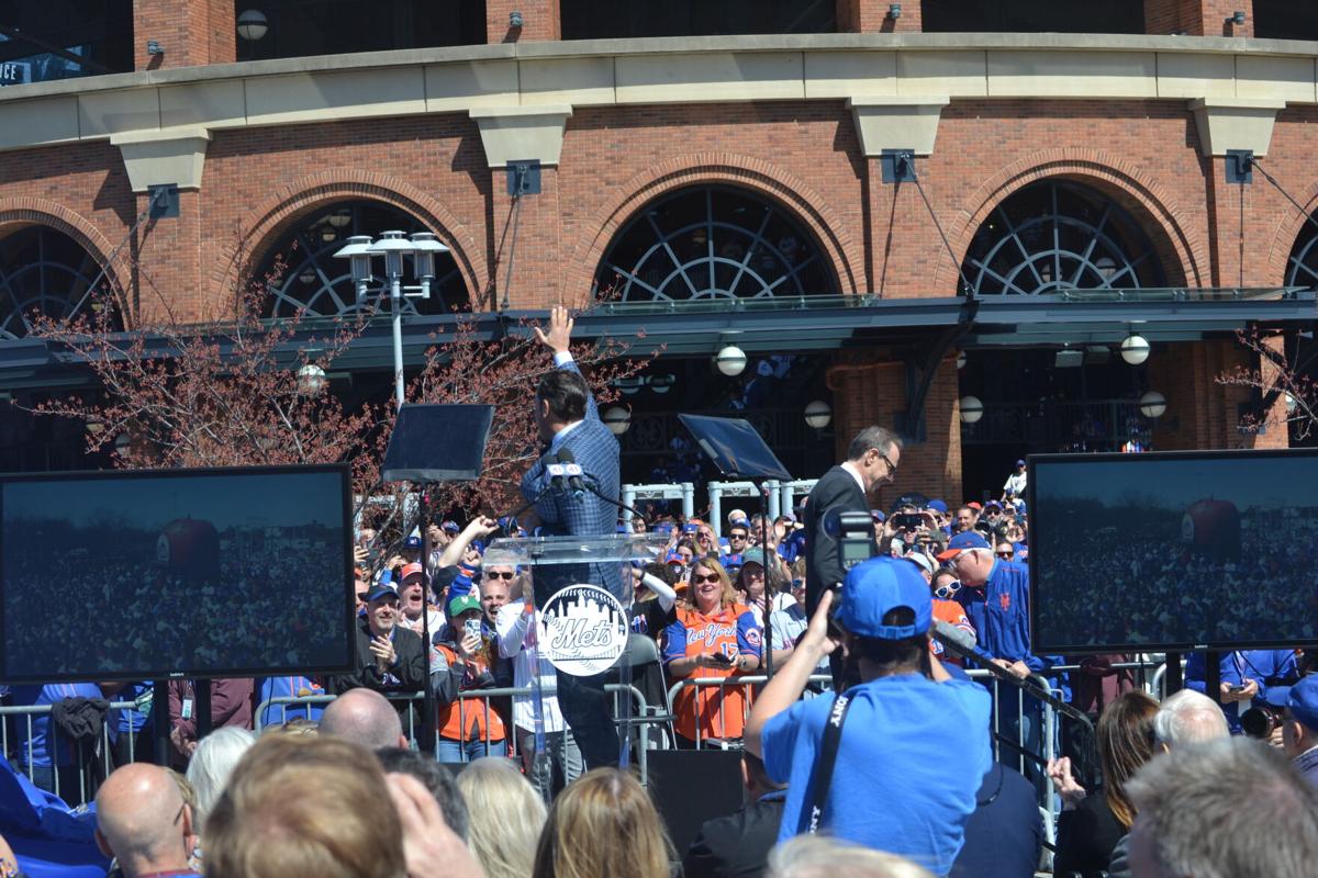 SEE IT: Tom Seaver statue unveiled outside Citi Field