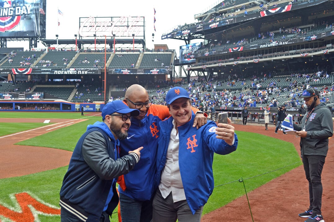 Mets fans all smiles, in style on Opening Day