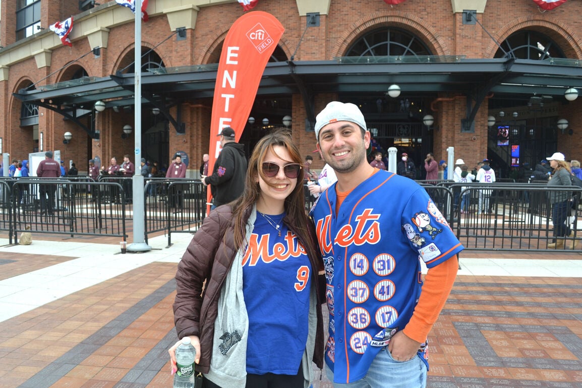 Mets fans all smiles, in style on Opening Day