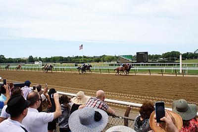 Lemount Racing Track Hochul bets on horse racing in Elmont, LI | | qchron.com