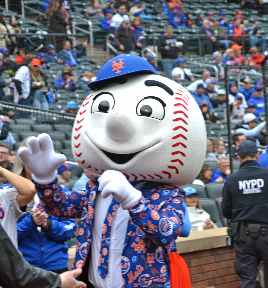 Mets fans all smiles, in style on Opening Day