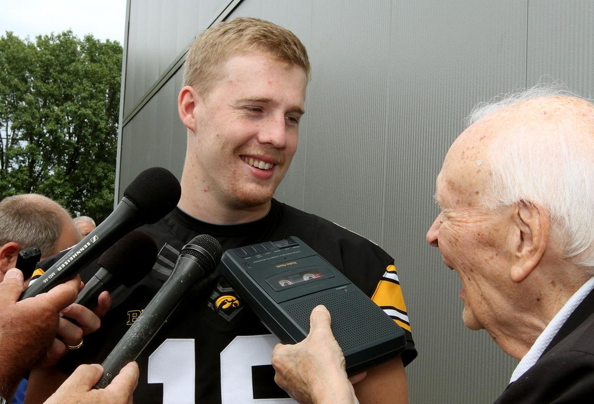 Hawkeye broadcast legend Bob Brooks dies Iowa Hawkeyes Football(00)