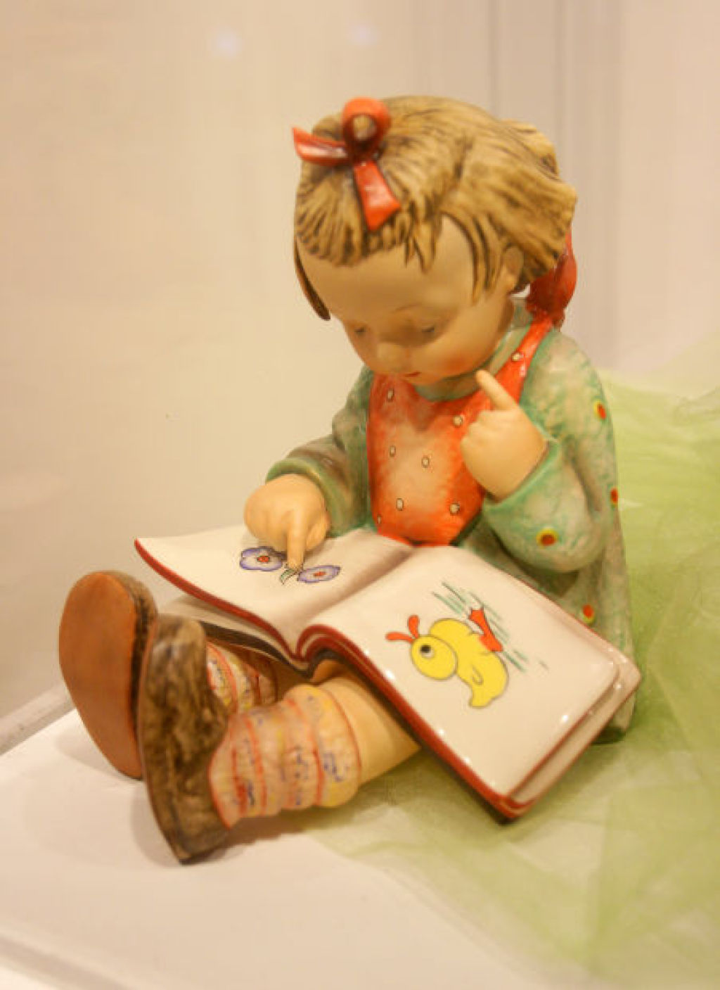 Hummel small figurine of 2025 a girl reading a book