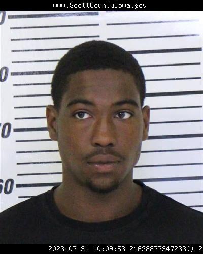 Man faces charges for fleeing police/crashing truck in LeClaire