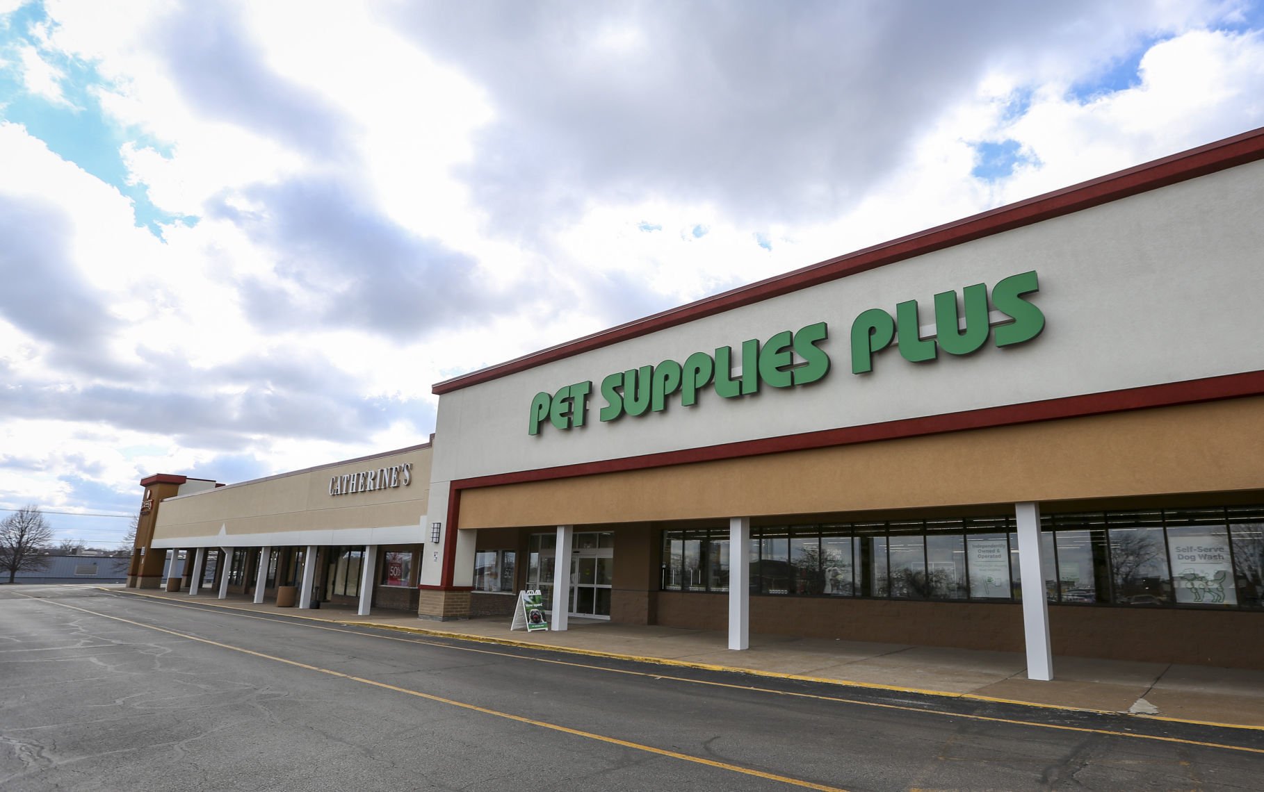 Pet Supplies Plus makes splash in Davenport