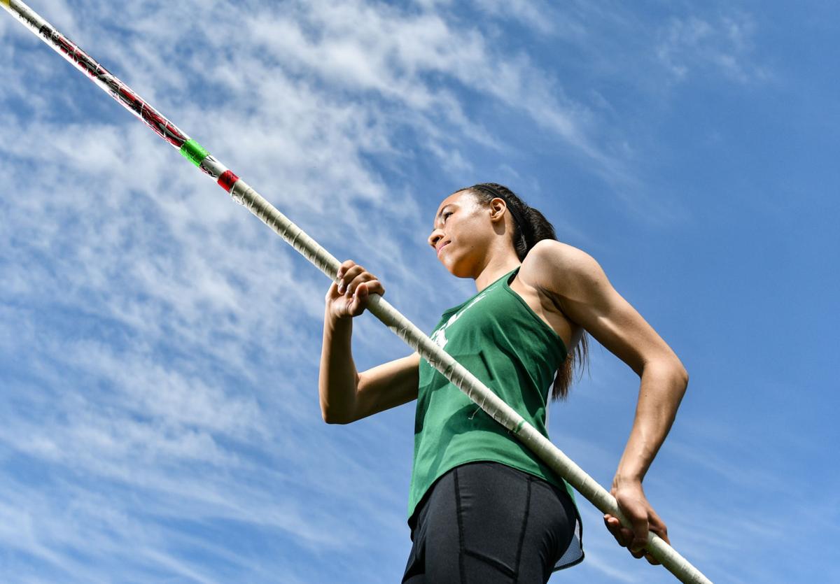 Alleman's Thomas vaults to new heights, breaks Illinois pole vault record