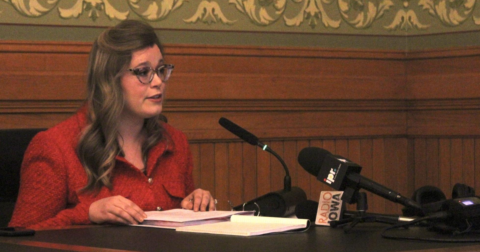 Iowa education director praised, panned at hearing - Vimarsana News