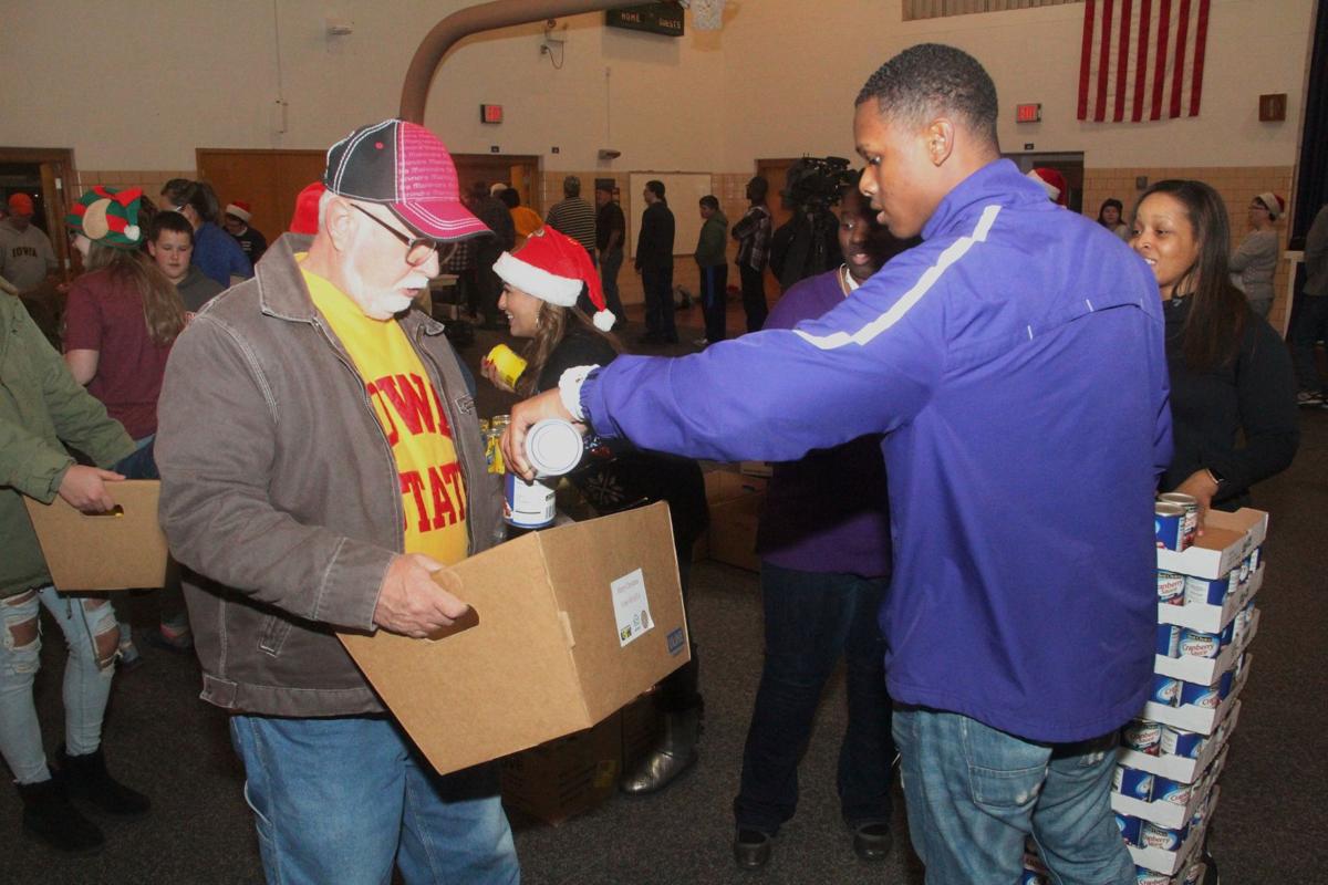 Arconic Employees Pack 525 Food Baskets For The Needy Local News Qctimes Com