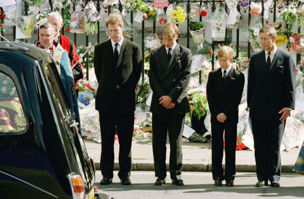 Photos Looking Back At The Funeral And Mourning Of Princess Diana 20 Years Later World News Qctimes Com