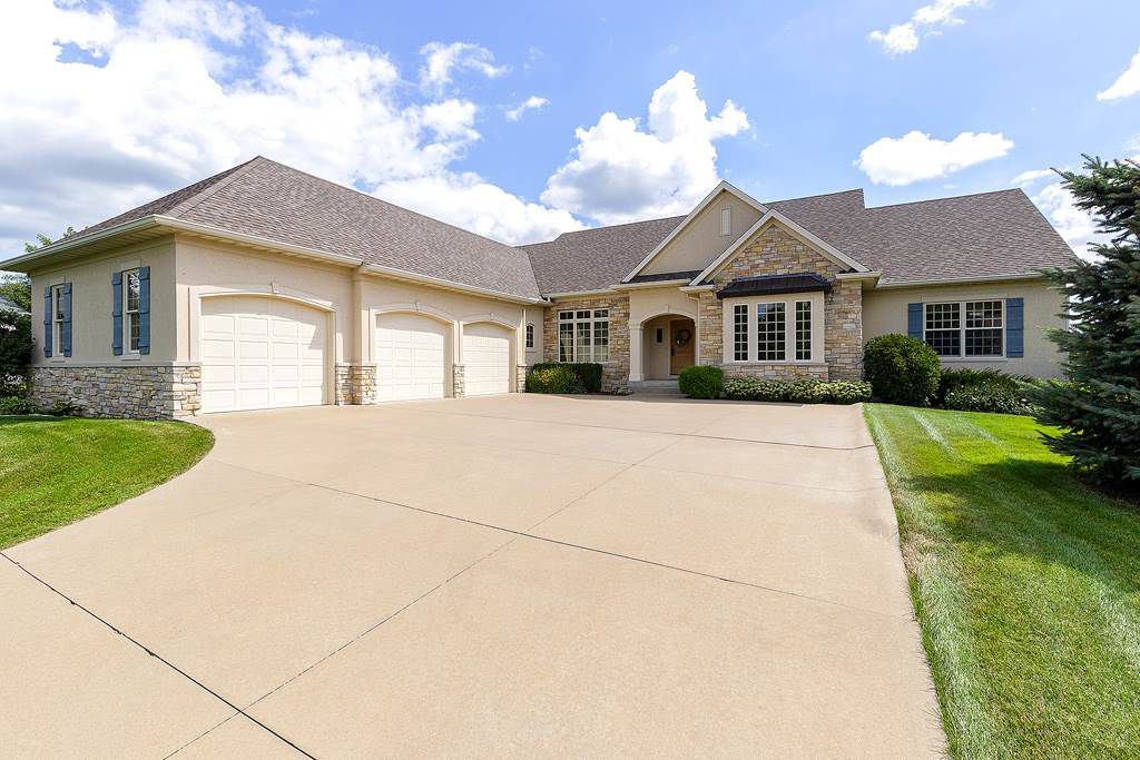 4 Bedroom Home in Bettendorf - $525,000