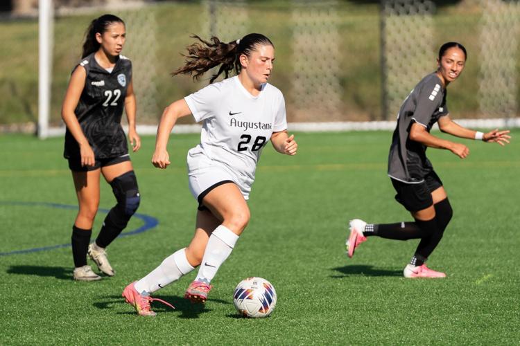 Women's soccer closes road schedule with loss at Illinois Wesleyan